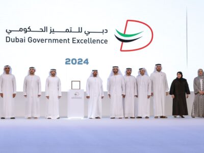 His Highness Sheikh Ahmed bin Saeed Al Maktoum and the dans team during the honouring ceremony